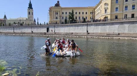 Duşi cu pluta... de pandemie: Elevii de la Liceul German din Oradea au făcut rafting pe Criş, cu două plute din PET-uri (FOTO / VIDEO)