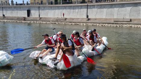 Duşi cu pluta... de pandemie: Elevii de la Liceul German din Oradea au făcut rafting pe Criş, cu două plute din PET-uri (FOTO / VIDEO)