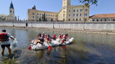 Duşi cu pluta... de pandemie: Elevii de la Liceul German din Oradea au făcut rafting pe Criş, cu două plute din PET-uri (FOTO / VIDEO)