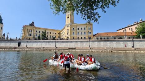 Duşi cu pluta... de pandemie: Elevii de la Liceul German din Oradea au făcut rafting pe Criş, cu două plute din PET-uri (FOTO / VIDEO)