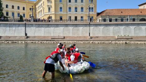 Duşi cu pluta... de pandemie: Elevii de la Liceul German din Oradea au făcut rafting pe Criş, cu două plute din PET-uri (FOTO / VIDEO)