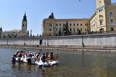 Duşi cu pluta... de pandemie: Elevii de la Liceul German din Oradea au făcut rafting pe Criş, cu două plute din PET-uri (FOTO / VIDEO)