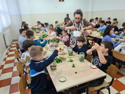 Școala altfel la Liceul Ortodox din Oradea: Elevii au pus murături, au plantat flori și au vizitat companiile din parcurile industriale (FOTO)