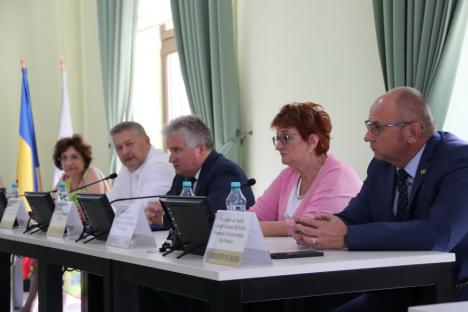 Ce au pus la cale Bolojan și Deca, la Oradea: deschiderea bibliotecilor școlare pentru public și înființarea unui centru de orientare în carieră pentru elevi (FOTO)