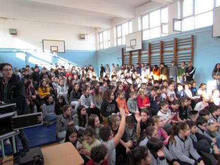 Campionii României în şcoală: Ligia Grozav s-a întâlnit cu elevii de la Liceul Lucian Blaga (FOTO)