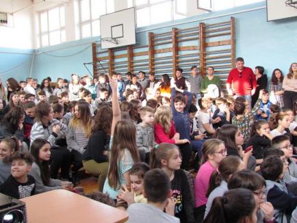 Campionii României în şcoală: Ligia Grozav s-a întâlnit cu elevii de la Liceul Lucian Blaga (FOTO)
