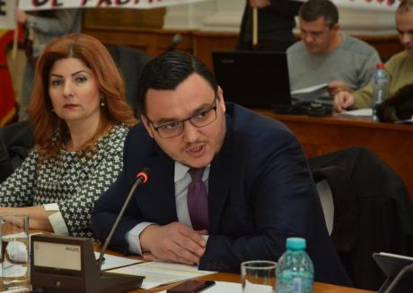 Ambulanţa defectă: Schimb de replici între primarul Ilie Bolojan şi consilierul local Liviu Sabău Popa