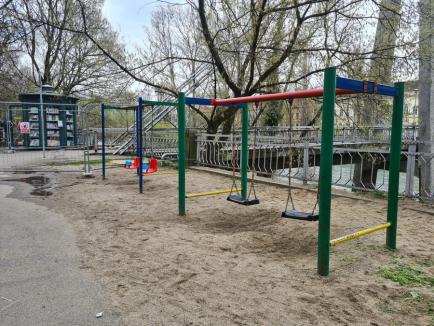 Locul de joacă blocat la închiderea Podului Intelectualilor din Oradea a fost redeschis, la sesizarea BIHOREANULUI