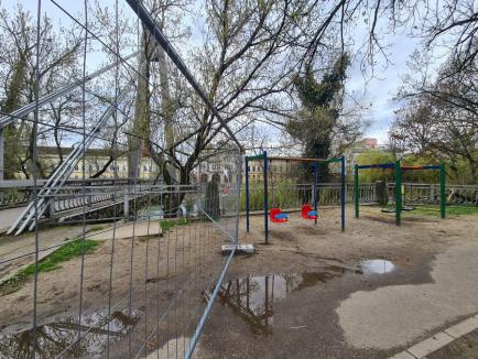 Locul de joacă blocat la închiderea Podului Intelectualilor din Oradea a fost redeschis, la sesizarea BIHOREANULUI