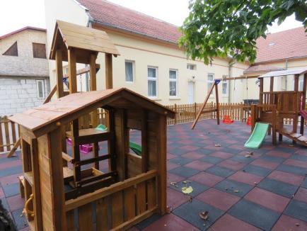 Angajații Termoficare Oradea au amenajat un loc de joacă pentru copiii de la Creșa 14 (FOTO)