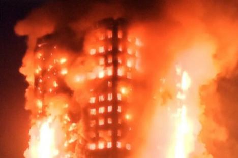 Incendiu uriaş la un bloc cu 27 de etaje, din Londra: Sute de pompieri luptă cu flăcările, rezidenţi captivi în locuinţe (FOTO)