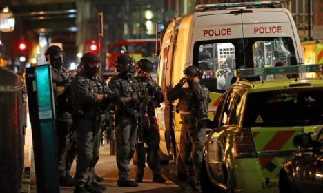 Noapte neagră în Londra: O camionetă a intrat în trecători pe London Bridge, iar trei bărbaţi au înjunghiat oameni pe străzi şi în baruri