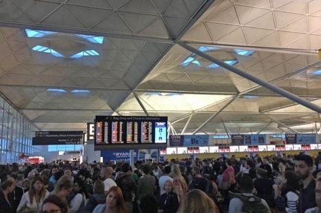 Departe de casă: 24 de adolescenţi din Oradea blocaţi pe un aeroport din Londra, după ce zborul spre Budapesta le-a fost amânat