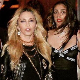 Fiica Madonnei, într-o ţinută transparentă şi provocatoare la o petrecere mondenă (FOTO)