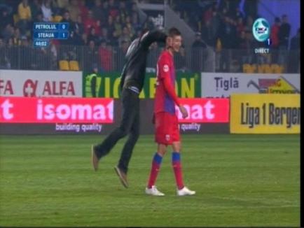 Violenţe şi haos la meciul Petrolul-Steaua: Un spectator a intrat pe teren şi a lovit un jucător! (VIDEO)