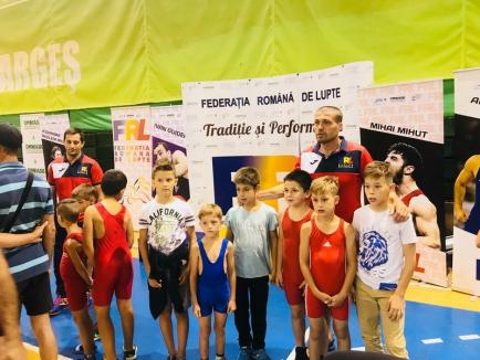 Trei medalii pentru micii luptători orădeni la Campionatul Naţional pentru juniori mici de la Piteşti (FOTO / VIDEO)