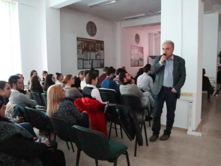 Ora despre comunism: Un profesor de la Universitatea de Vest le-a vorbit studenților orădeni despre Revoluția din Timișoara (FOTO)