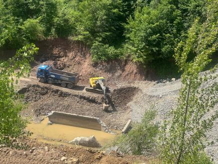 După peste 10 ani de blocaj, au început lucrările la acumularea Corbești din Bihor, cu o finanțare de 103 milioane de lei (FOTO/VIDEO)