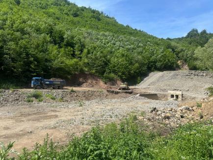 După peste 10 ani de blocaj, au început lucrările la acumularea Corbești din Bihor, cu o finanțare de 103 milioane de lei (FOTO/VIDEO)