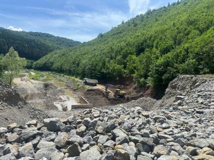 După peste 10 ani de blocaj, au început lucrările la acumularea Corbești din Bihor, cu o finanțare de 103 milioane de lei (FOTO/VIDEO)