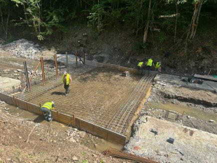 După peste 10 ani de blocaj, au început lucrările la acumularea Corbești din Bihor, cu o finanțare de 103 milioane de lei (FOTO/VIDEO)