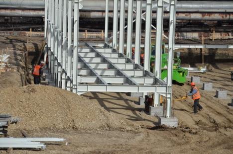 CET-ul nou prinde contur. Muncitorii au ridicat scheletul metalic al viitoarei staţii a pompelor şi lucrează la montarea 'pereţilor' (FOTO)