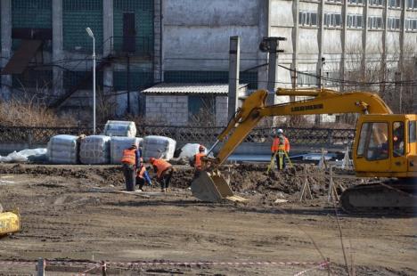 CET-ul nou prinde contur. Muncitorii au ridicat scheletul metalic al viitoarei staţii a pompelor şi lucrează la montarea 'pereţilor' (FOTO)