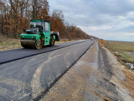 Reabilitarea drumului județean dintre Salonta și Tinca a trecut de 60%. Pe un sfert din traseu a fost pus inclusiv stratul de uzură (FOTO)