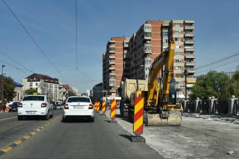 Traficul din zona Podului Dacia, dat peste cap de săpăturile pentru devierea reţelelor (FOTO / VIDEO)