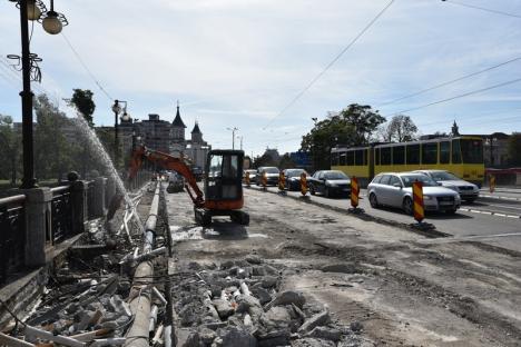 Traficul din zona Podului Dacia, dat peste cap de săpăturile pentru devierea reţelelor (FOTO / VIDEO)