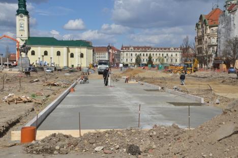 Au turnat placa de beton. Constructorii încep dalarea Pieţei Unirii cu porfir (FOTO)