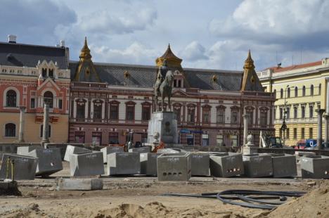 Au turnat placa de beton. Constructorii încep dalarea Pieţei Unirii cu porfir (FOTO)