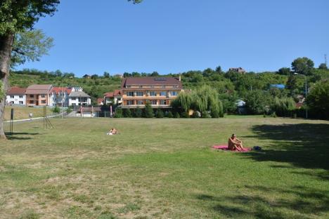 Loc pentru picnic. Zona Silvaş a fost reamenajată ca loc de scaldă şi plajă (FOTO)