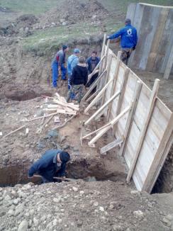 ABA Crişuri face reparaţii la două acumulări din Bihor, distruse de viiturile de la începutul verii (FOTO)