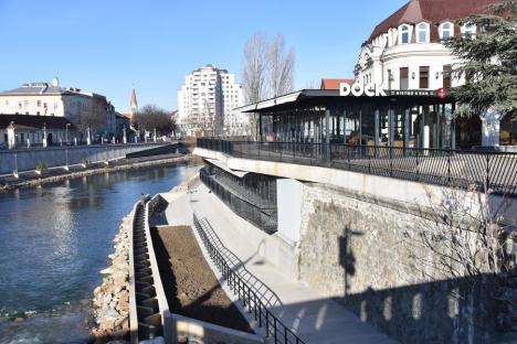 Lucrările de construcție a promenadei cu „ecrane” pentru pești, din centrul Oradiei, aproape finalizate (FOTO)