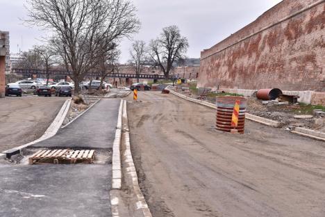 În sfârșit! Constructorii au început asfaltarea străzii Griviței din Oradea (FOTO / VIDEO)