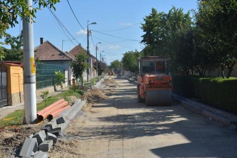 Lucrări de 6 milioane lei: 18 străzi din cartierul Ioşia sunt în curs de asfaltare (FOTO/VIDEO)