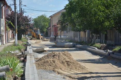Lucrări de 6 milioane lei: 18 străzi din cartierul Ioşia sunt în curs de asfaltare (FOTO/VIDEO)