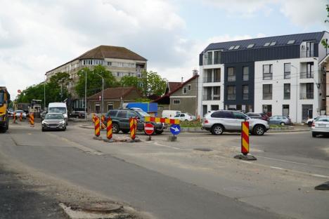 Circulaţie deviată. Sensul giratoriu de la intersecţia străzilor Meşteşugarilor şi Oneştilor din Oradea rămâne închis traficului auto vineri (FOTO)