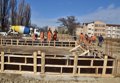 Se pune temelie. Selina sapă fundaţiile şcolii, sălii de sport şi atelierelor din campusul şcolar (FOTO)