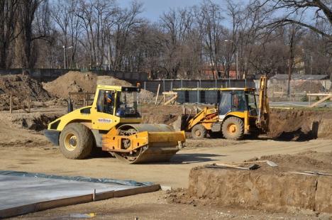 Se pune temelie. Selina sapă fundaţiile şcolii, sălii de sport şi atelierelor din campusul şcolar (FOTO)