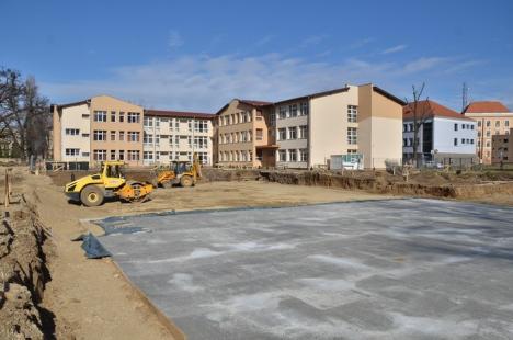 Se pune temelie. Selina sapă fundaţiile şcolii, sălii de sport şi atelierelor din campusul şcolar (FOTO)