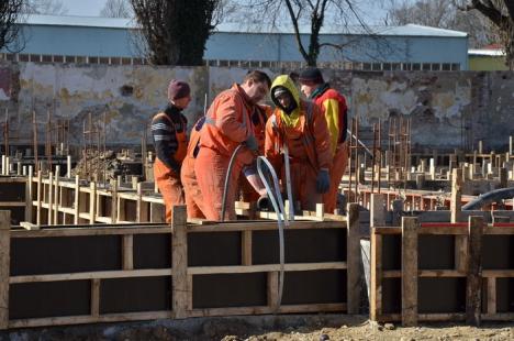 Se pune temelie. Selina sapă fundaţiile şcolii, sălii de sport şi atelierelor din campusul şcolar (FOTO)