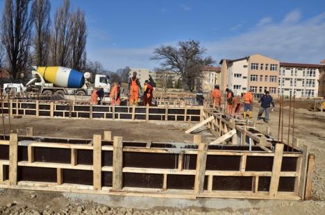 Se pune temelie. Selina sapă fundaţiile şcolii, sălii de sport şi atelierelor din campusul şcolar (FOTO)