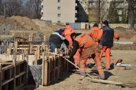 Se pune temelie. Selina sapă fundaţiile şcolii, sălii de sport şi atelierelor din campusul şcolar (FOTO)