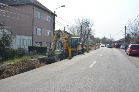 Circulaţi cu atenţie! Lucrările de modernizare îngreunează traficul pe strada Calea Bihorului (FOTO / VIDEO)