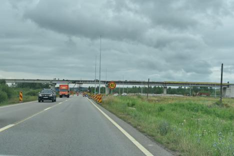 Șoseaua de centură Beiuș, stadiul lucrărilor: Se realizează suprabetonarea viaductelor și a pasajelor, iar pe alocuri se toarnă asfaltul (FOTO)