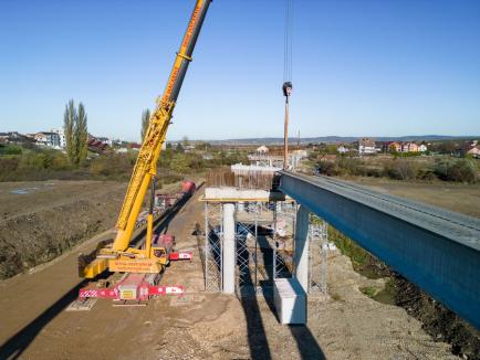 Lucrările la centura Sânmartin, execuție peste 70%. Constructorul a ajuns la turnarea grinzilor pentru un pasaj peste calea ferată (FOTO)