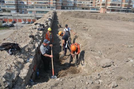 Bastioanele care flanchează intrarea în Cetatea din Oradea au intrat în lucrări de reabilitare (FOTO)
