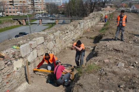 Bastioanele care flanchează intrarea în Cetatea din Oradea au intrat în lucrări de reabilitare (FOTO)